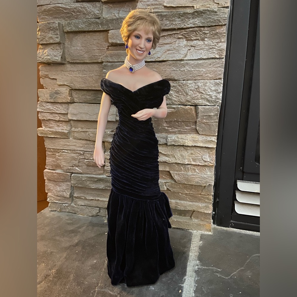 Porcelain Diana Princess of Wales doll - Ashton Drake Galleries 1998.  2…